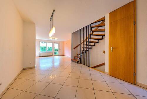 Wohn- und Esszimmer - 5 Zimmer Reihenmittelhaus zum Kaufen in Böblingen