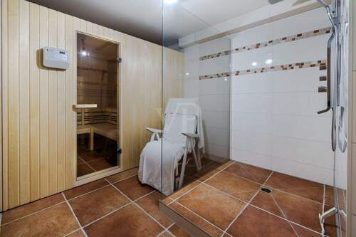 Integrierte Sauna mit geräumiger Schwalldusche - 