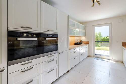 Einbauküche mit Zugang nach draußen - 