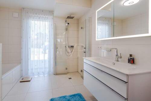 Lichtdurchflutetes Badezimmer - 
