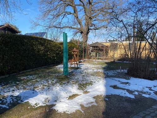 im Hof steht eine Wäschespinne zur Mitbenutzung - 