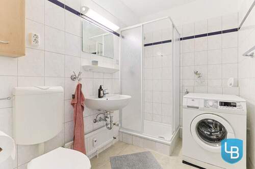Duschbad mit Waschmaschine - 