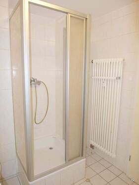 Bad mit Dusche - 