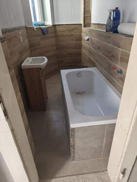 Bad Wohnung OG - Das unscheinbare Mietshausaus - 230.000,00 EUR Kaufpreis, ca.  330,00 m² Wohnfläche