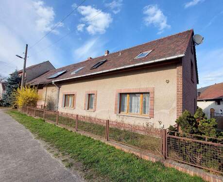 Straßenansicht - Handwerker aufgepasst, großer 3-Seitenhof zum Entwickeln zu verkaufen!