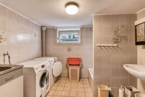 Waschküche mit Dusche und WC im Keller - 