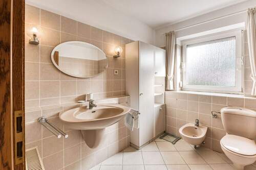 Badezimmer EG mit Duschkabine - 