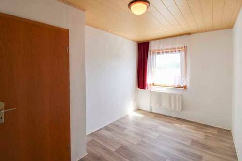 Schlafzimmer 1 von 3 in der Einliegerwohnung - 