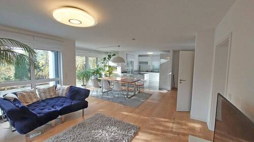 Helles Wohnzimmer mit vielen Fensterfronten - Einfamilienhaus mit 197,00 m² in Weilheim in Oberbayern zum Kaufen