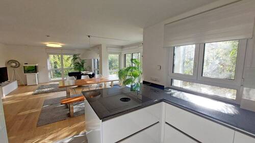 Offene Küche mit Blick ins Wohnzimmer - 