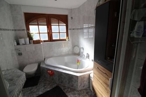 Badezimmer mit Eckbadewanne.JPG - 