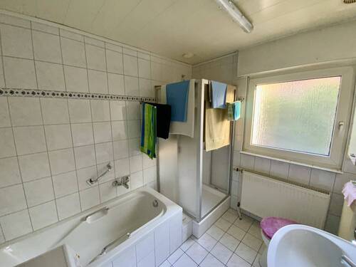 Badewanne und Dusche - 