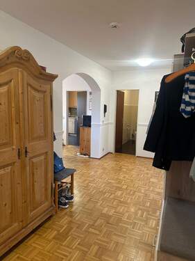 Flur mit Holzmöbeln - 