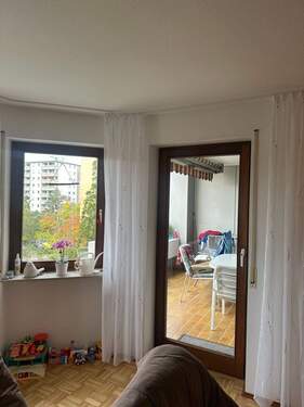 Wohnzimmer mit Balkonblick - 