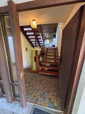 Blick v.Haustür insTreppenhaus - 