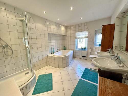 1. Obergeschoss: zweites Badezimmer - 