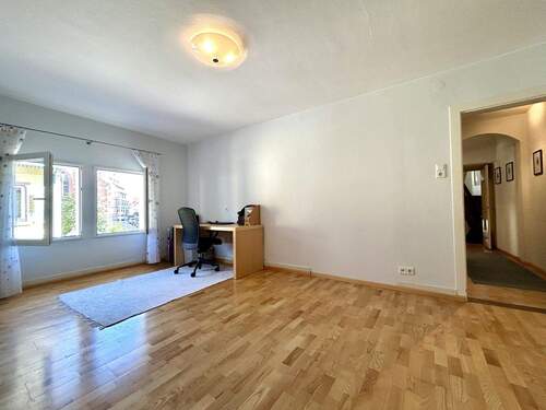 1. Obergeschoss: Zimmer 1 mit Verbindungstüre zu Zimmer 2 - 