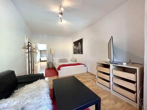 1. Obergeschoss: Zimmer 2 mit Verbindungstüre zu Zimmer 3 - 