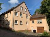 Außen - Sofort beziehbares, einseitig angebautes Wohnhaus mit Garage in angenehmer Wohnlage