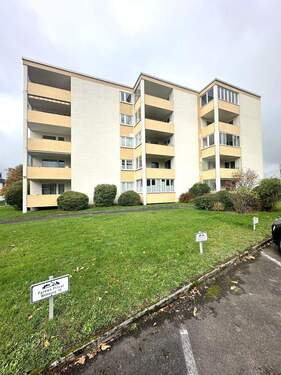 Aussenansicht - Naturnahe 2 Zimmer-Wohnung mit Balkon und PKW-Stellpatz.