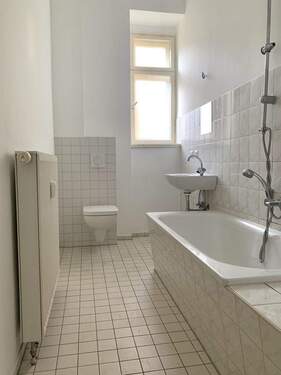 Tageslichtbad mit Wanne - 