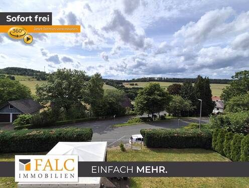 Fernblick vom Balkon - Genießer gesucht für helle und gemütliche Balkonwohnung mit Fernblick ins Grüne