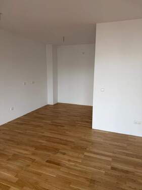 Wohnzimmer mit Holzboden - 