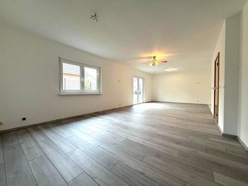 Wohnzimmer - 5 Zimmer Einfamilienhaus zum Kaufen in Walzbachtal