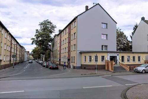 Straßenansicht - 171 m² Wohnung-(en) im Erdgeschoss: modernisiertes Mehrfamilienhaus mit Eigennutzungsoption.