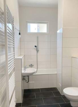 Badezimmer mit Oberlicht - (KI generiert) - 