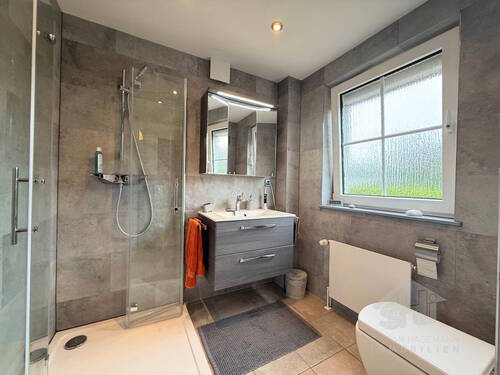Bad mit Dusche - 