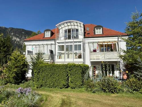Hausansicht - Charmante 2-Zimmer-Wohnung im Erdgeschoß eines gepflegten Mehrfamilienhauses in Bad Reichenhall