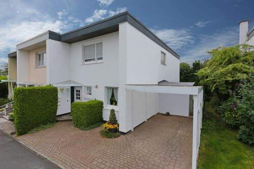 Vorderansicht - Anpacken lohnt sich: Reihenendhaus mit Garten & Garage - Ihre Chance zum Gestalten