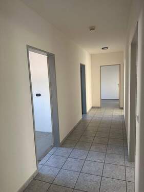 Langer Flur mit Fliesenboden - 