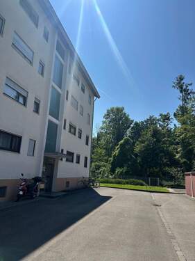 Wohngebäude mit Fahrrädern - 