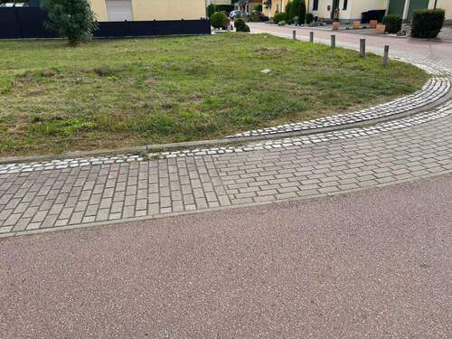 Fußweg entlang des Grundstücks – ruhige und gut zugängliche Lage - 