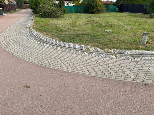 Blick auf Grundstück und angrenzenden Fußweg - 