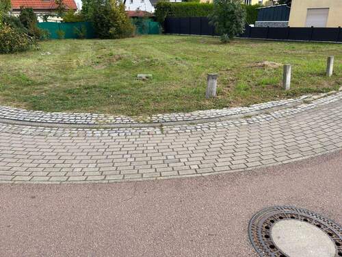 Blick auf Grundstück und angrenzenden Fußweg - 