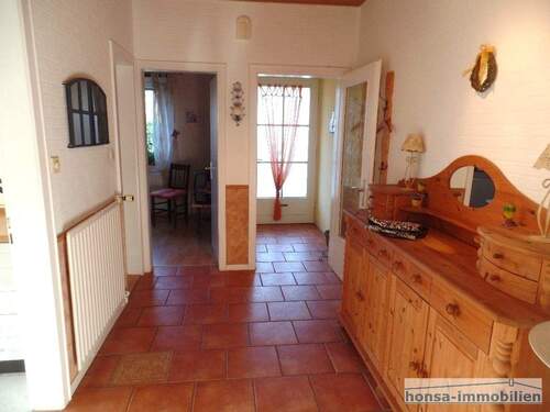 Eingangsdiele/ Flur mit Blick Richtung Haustür - 