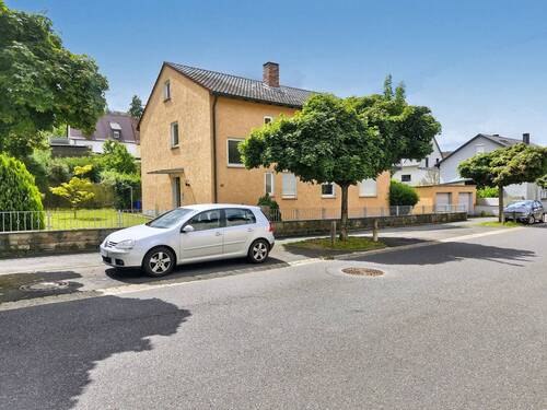 Front diagonal von rechts, Blick auf Hauseingang, #123317 - 8 Zimmer Mehrfamilienhaus, Wohnhaus zum Kaufen in Würzburg