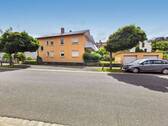 Panorama-Aufnahme der Vorderseite mit den Garagen - 8 Zimmer Mehrfamilienhaus, Wohnhaus in Würzburg