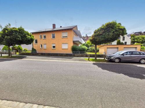 Panorama-Aufnahme der Vorderseite mit den Garagen - 8 Zimmer Mehrfamilienhaus, Wohnhaus in Würzburg