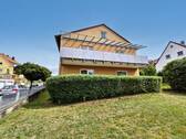Ansicht der Giebelseite rechts, unten Terrasse oben Balkon, #134515 (1) - Mehrfamilienhaus, Wohnhaus mit 205,00 m² in Würzburg zum Kaufen
