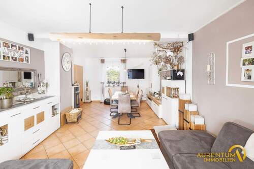 Wohn- & Esszimmer - Gepflegtes Einfamilienhaus mit Einliegerwohnung, auf großem Grundstück in Kelheim, zu verkaufen.
