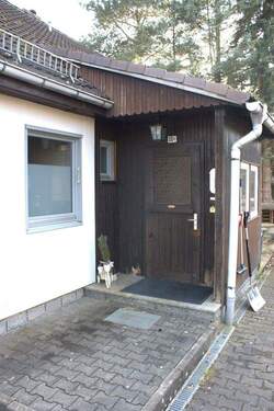 Haupteingang mit Vorhaus - Einfamilienhaus mit 150,00 m&sup2; in Berthelsdorf zum Kaufen