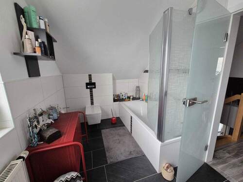 Großes Bad mit Wanne - Einfamilienhaus mit 124,00 m² in Nentershausen zum Kaufen