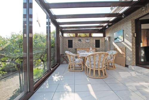 Lichtdurchflutet I Eine elektrische Markise spendet Schatten - 