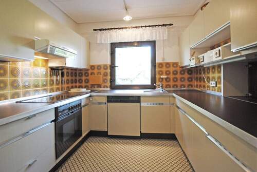 Küche mit Durchreiche zum Esszimmer - 