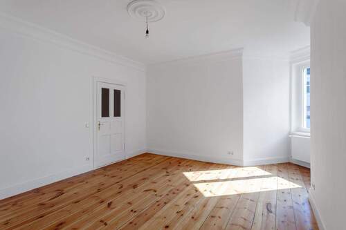 Schlafzimmer - Bezugsfreie 3-Zimmer-Wohnung in Rigaer Straße. Hohe Decken, Dielenböden, Altbauflair.