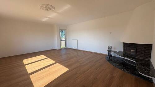 Heller Wohnbereich mit Kamin - 